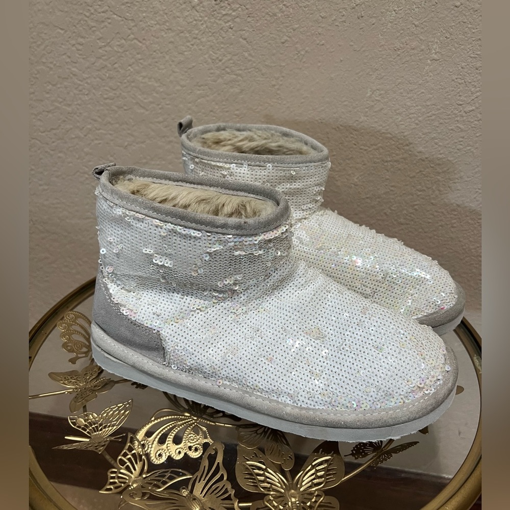 Pink Victoria secret boots size 7.5